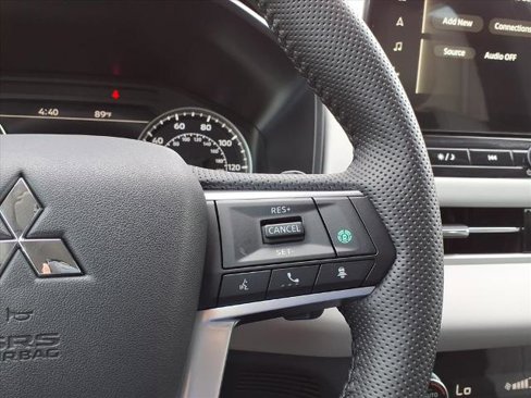 New 2025 Mitsubishi Outlander SE image 17