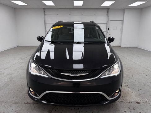 Used 2017 Chrysler Pacifica Touring-L Plus image 2