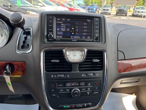 Used 2015 Chrysler Town & Country Touring image 31