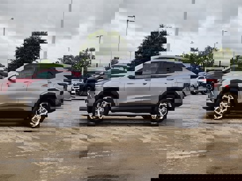 Used 2025 Chevrolet Trax LS w/ LS Convenience Package image 4