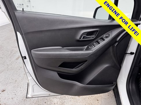 Used 2020 Chevrolet Trax LT w/ LT Convenience Package image 9