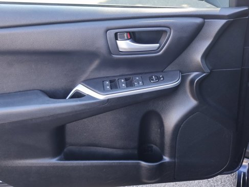 Used 2017 Toyota Camry LE image 19