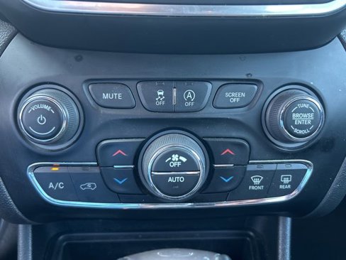 Used 2023 Jeep Cherokee Altitude Lux image 22