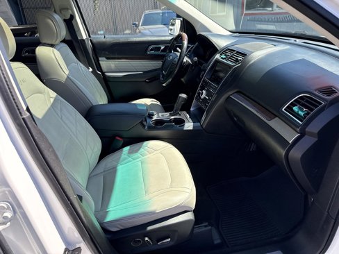 Used 2016 Ford Explorer Platinum image 21