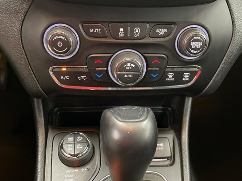 Used 2019 Jeep Cherokee Trailhawk image 19