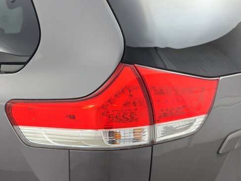 Used 2014 Toyota Sienna XLE image 34