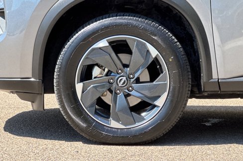 Used 2024 Nissan Rogue SV image 11