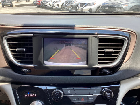 Used 2023 Chrysler Voyager LX image 18