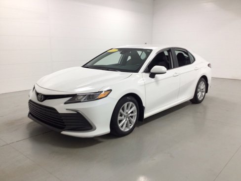 Used 2023 Toyota Camry LE image 3