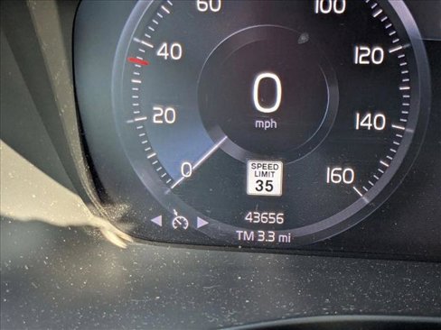 Used 2021 Volvo XC40 T5 R-Design image 11
