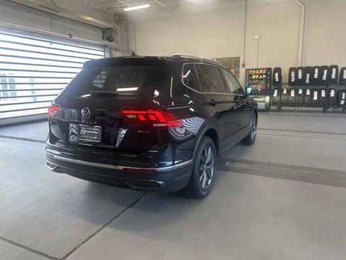 Used 2022 Volkswagen Tiguan SE w/ Panoramic Sunroof Package image 5
