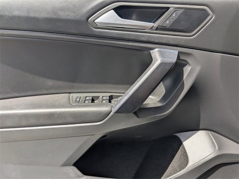 Certified 2021 Volkswagen Tiguan SE w/ Panoramic Sunroof Package image 25