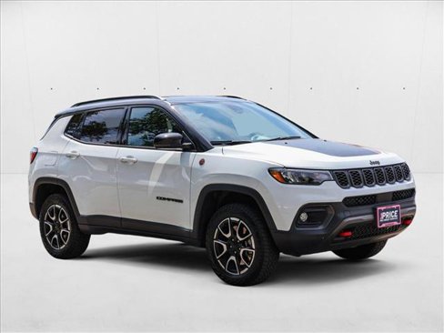 Used 2024 Jeep Compass Trailhawk image 3