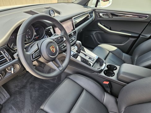 Certified 2024 Porsche Macan image 4