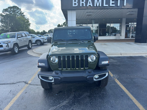 Used 2023 Jeep Gladiator Sport image 2