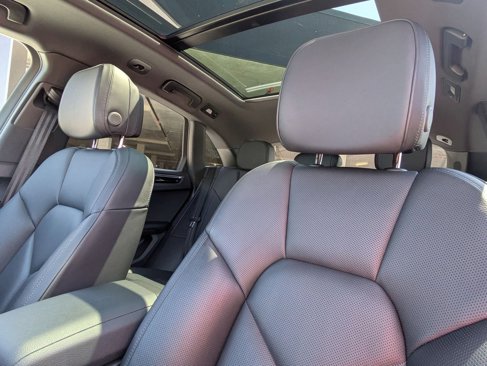 Certified 2024 Porsche Macan image 5