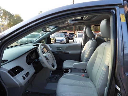 Used 2014 Toyota Sienna XLE image 37