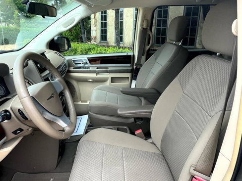 Used 2010 Chrysler Town & Country Touring image 28