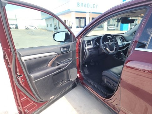 Used 2019 Toyota Highlander XLE image 18