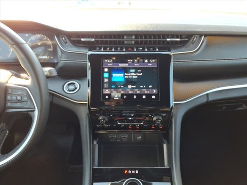 Used 2023 Jeep Grand Cherokee L Laredo image 9