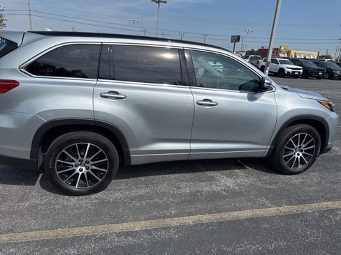 Used 2017 Toyota Highlander SE image 9