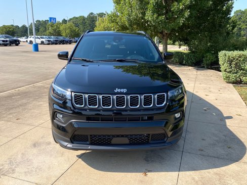 Used 2024 Jeep Compass Latitude image 2