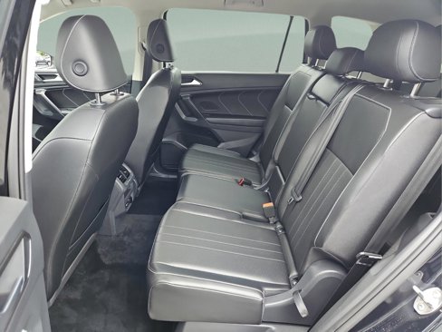 Used 2024 Volkswagen Tiguan SE image 11