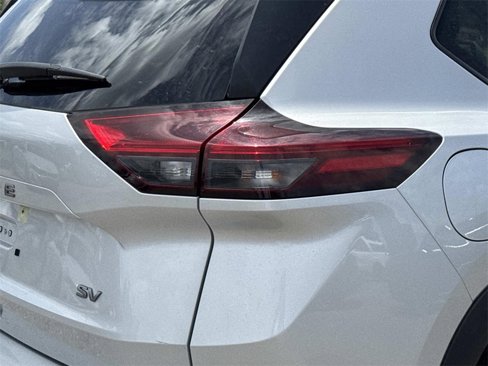 Used 2024 Nissan Rogue SV image 12