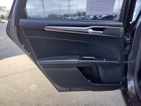 Used 2017 Ford Fusion SE w/ Fusion SE Technology Package image 18
