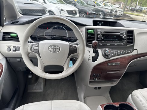 Used 2014 Toyota Sienna XLE image 21