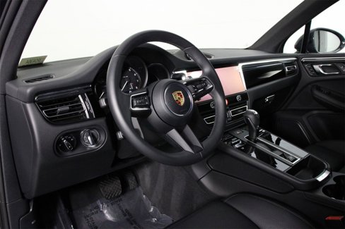 Certified 2025 Porsche Macan image 4