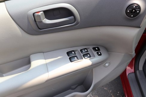 Used 2011 Kia Sedona LX image 21