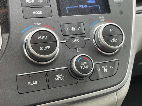 Used 2016 Toyota Sienna XLE image 28