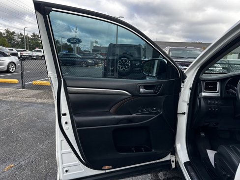 Used 2017 Toyota Highlander Limited Platinum image 26