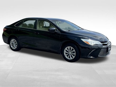 Used 2016 Toyota Camry LE image 5