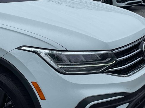 Certified 2022 Volkswagen Tiguan SE image 10