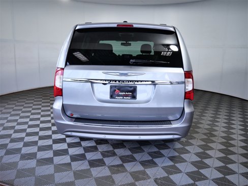 Used 2015 Chrysler Town & Country Touring-L image 7