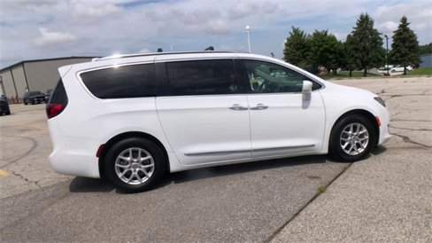 Used 2020 Chrysler Pacifica Touring-L image 3