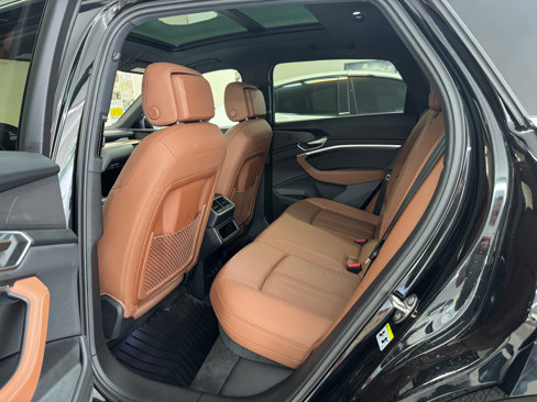 Used 2024 Audi Q8 e-tron Premium image 9