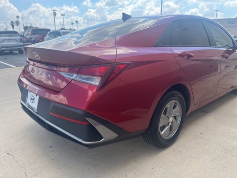 Certified 2025 Hyundai Elantra SE image 8