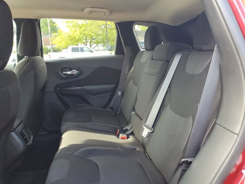 Used 2015 Jeep Cherokee Latitude w/ Cold Weather Group image 10