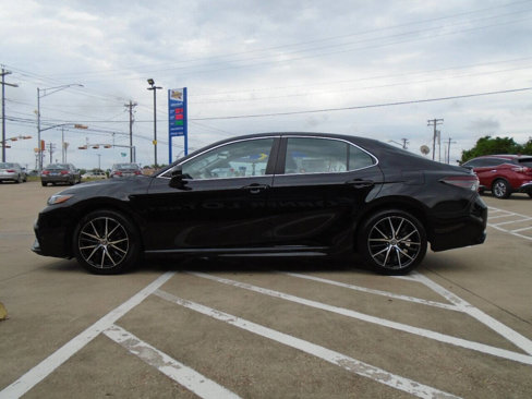 Used 2021 Toyota Camry SE image 4