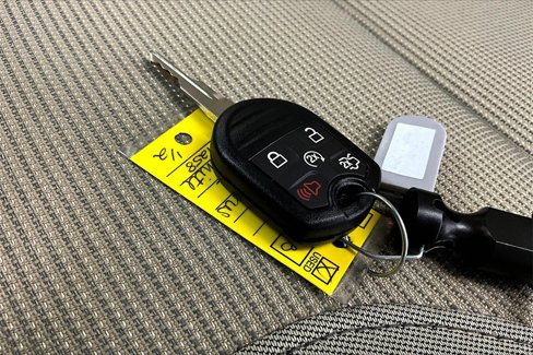 Used 2016 Ford Taurus SEL image 11
