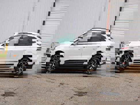 Certified 2025 Porsche Macan image 2