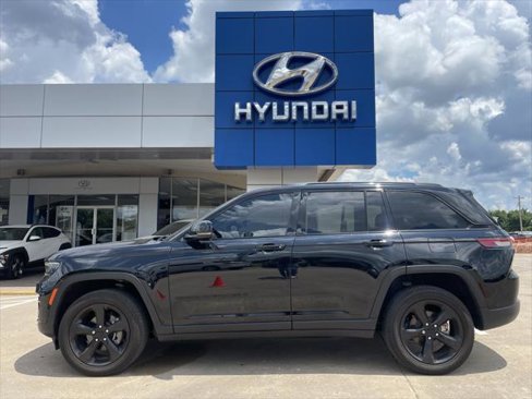 Used 2024 Jeep Grand Cherokee Altitude image 1