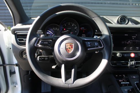 Certified 2024 Porsche Macan image 9