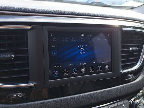 Used 2020 Chrysler Voyager L image 27