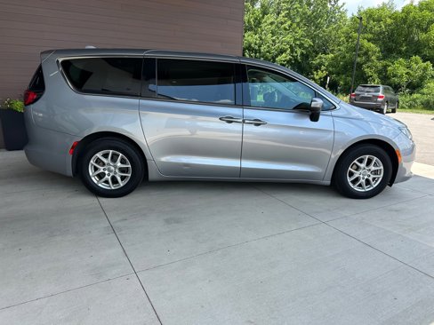 Used 2020 Chrysler Voyager LX image 8