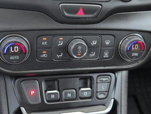 Used 2021 GMC Terrain SLT w/ Infotainment Package II image 18