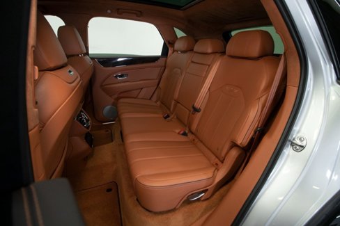 Used 2023 Bentley Bentayga Plug-In Hybrid image 48